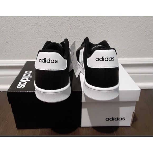 🔥SOLD OUT🔥adidas Brand New Sneakers NWT - Picture 3 of 4